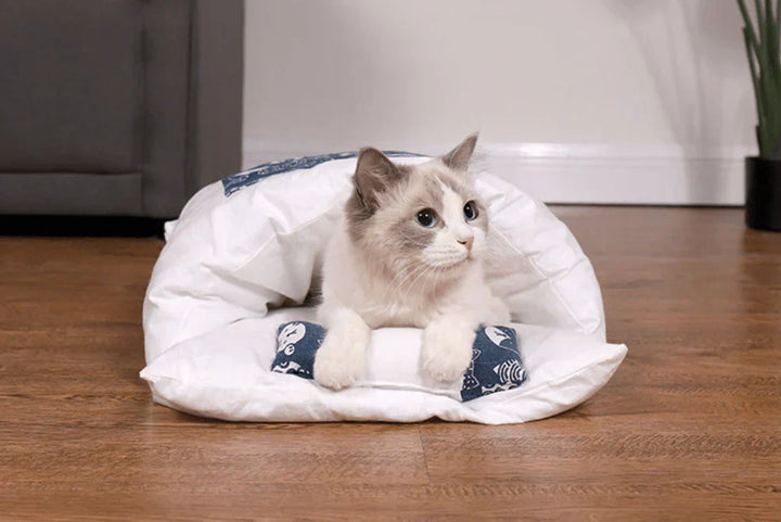 Privatsphäre-Oase: Kuscheliger Katzenschlafsack, ein sicheres und warmes Winterbett.