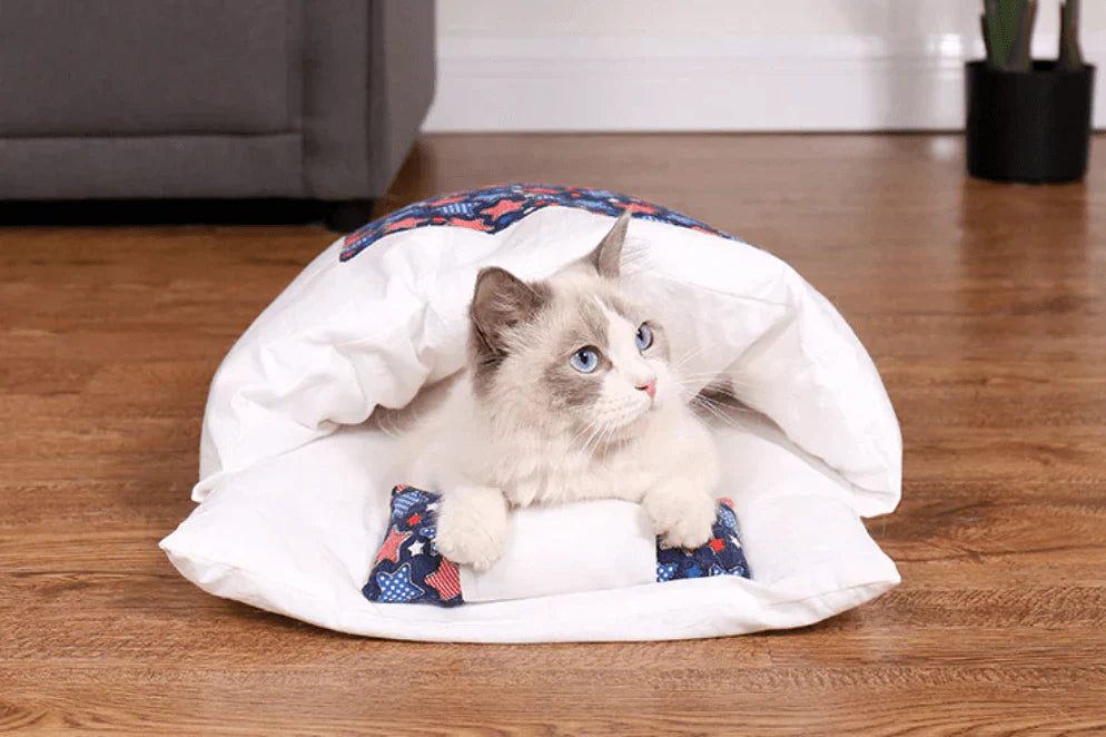 Warmer Katzenschlafsack, ein gemütliches Haustierbett, das Sicherheit und Wärme spendet.