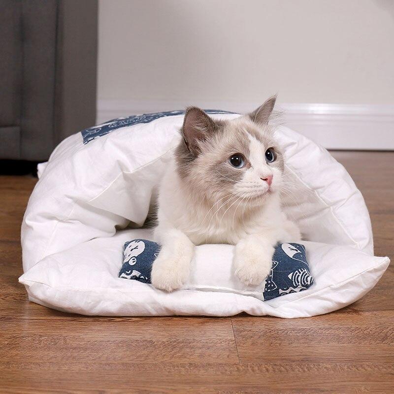 Weicher Katzenschlafsack als Haustierbett für den Winter, bietet Privatsphäre und Wärme.
