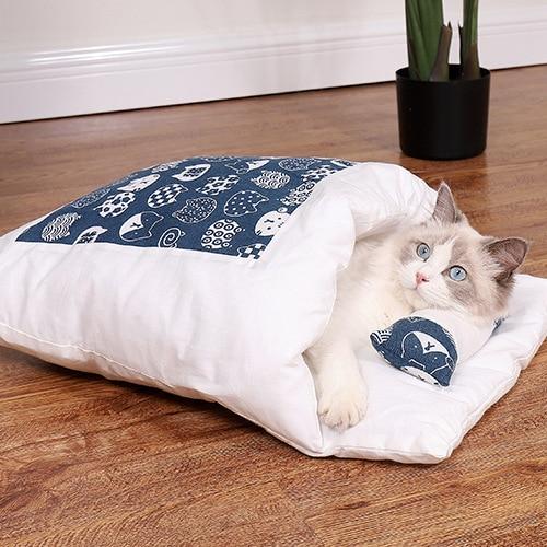 Gemütlicher Katzenbett-Schlafsack, ideal als warmer Schlafplatz und sichere Katzenhöhle.
