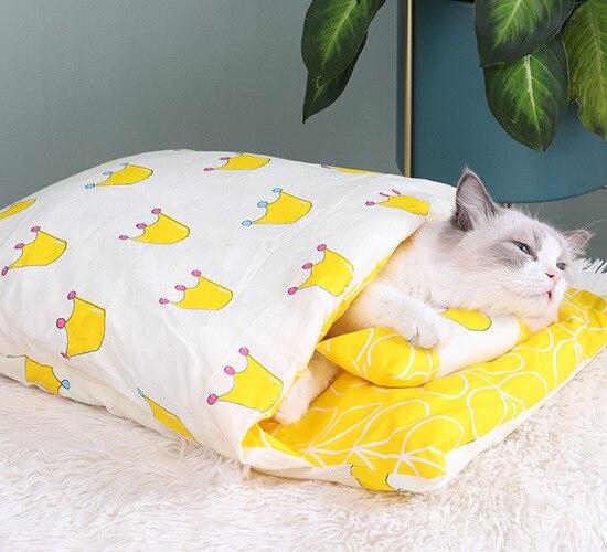 Katzenschlafsack aus weichem Material, gemütliches Katzenbett und warmer Schlafplatz.