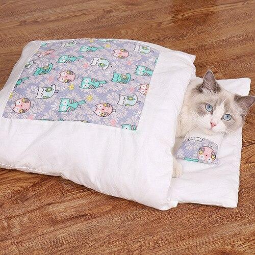 Sicheres Katzenbett für den Winter: kuscheliger Katzenschlafsack mit viel Privatsphäre.