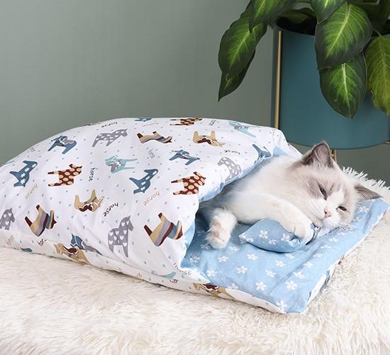 Haustierbett: Warmer Katzenschlafsack als Schlafplatz und Höhle für zufriedene Katzen.