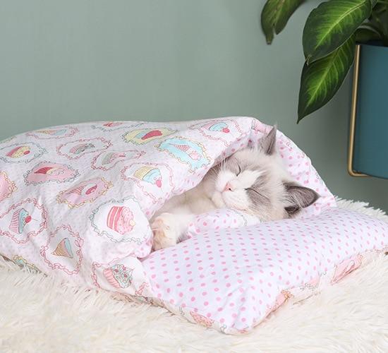 Luxuriöser Katzenschlafsack, weich und warm, ein gemütliches Winterbett für jede Katze.
