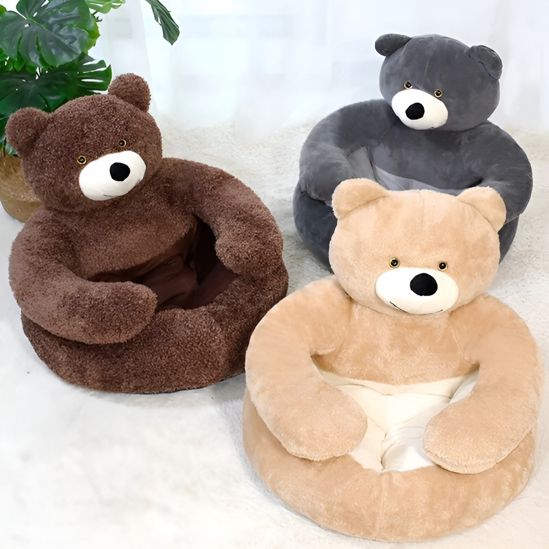 Glücklicher Hund schläft friedlich in seinem ultrakomfortablen CozyBear Haustierbett aus weichem Plüsch.