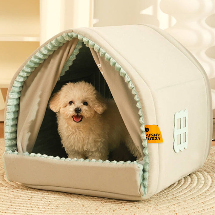 Hund ruht entspannt in seinem sicheren Hundebett mit schützendem Doppelvorhang.