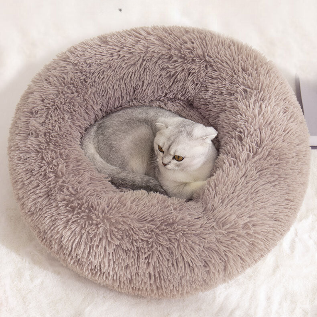 Weißes Wolken Katzenbett, weiche Tierliege. Ideal als Schlafplatz oder Entspannungsort für alle Katzen.