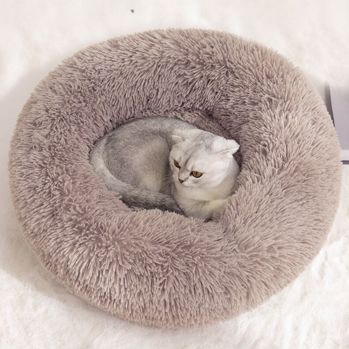 Weißes Wolken Katzenbett, weiche Tierliege. Ideal als Schlafplatz oder Entspannungsort für alle Katzen.