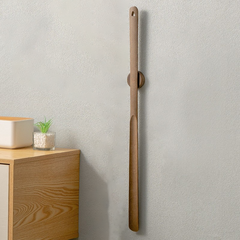 Langer Holz-Schuhlöffel mit Magnet, Eichenholz. Rückenschonende Schuhhilfe für müheloses Anziehen.