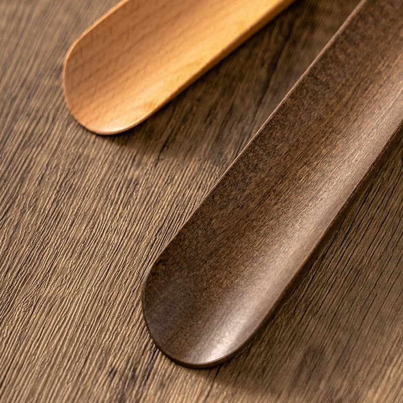 Eleganter Holzschuhlöffel aus Walnuss mit Magnet, langer Griff für Komfort beim Schuhe anziehen.
