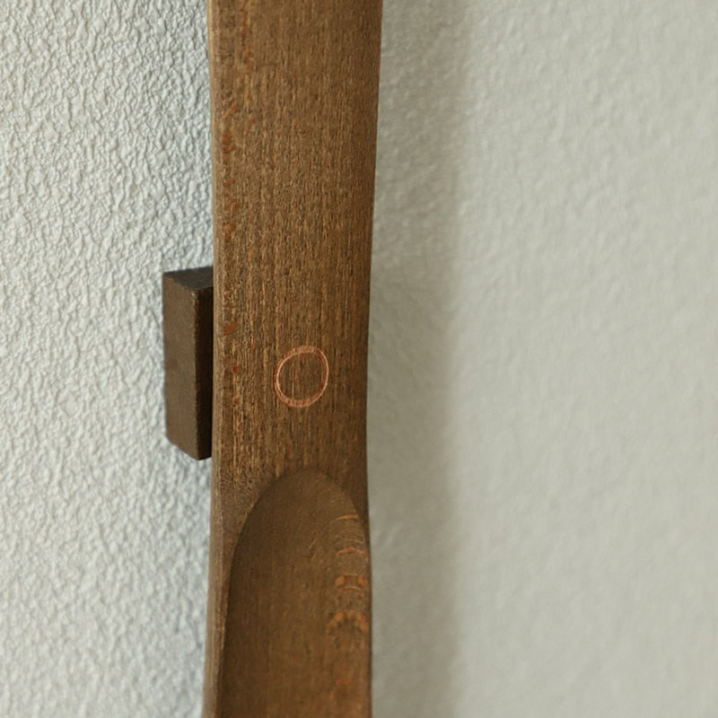 Praktischer langer Schuhlöffel aus Holz mit Magnetfunktion. Ein nützlicher Haushaltshelfer für jeden Tag.