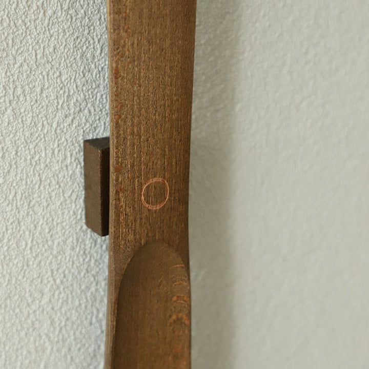 Praktischer langer Schuhlöffel aus Holz mit Magnetfunktion. Ein nützlicher Haushaltshelfer für jeden Tag.