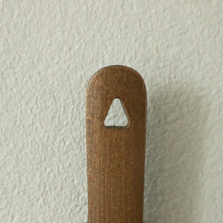 Hochwertiger Holz-Schuhlöffel, extra lang, mit integriertem Magnet. Erleichtert das Schuhe anziehen enorm.