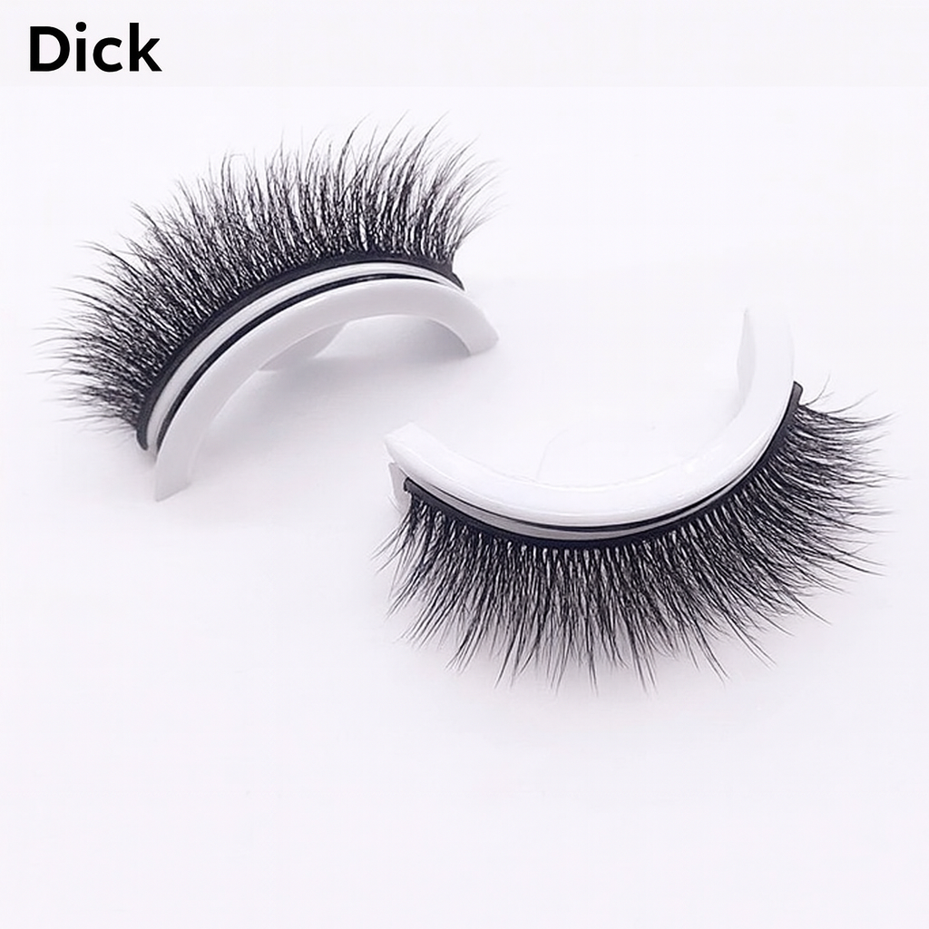 Hand hält LashLure Duo Wimpern. Hochwertige, wiederverwendbare falsche Wimpern für einfaches Anbringen.
