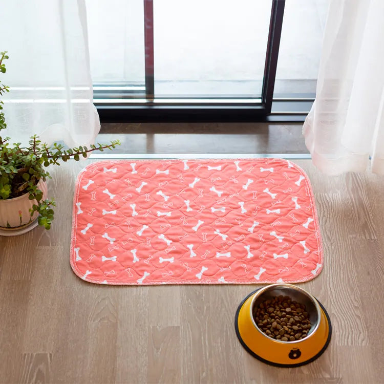 Geruchsneutralisierende PetPaws Haustiermatte, leckfrei & wiederverwendbar; hält Ihr Zuhause frisch, komfortabel & sauber.