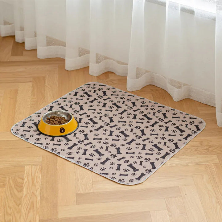 Hochwertige PetPaws Komfortmatte, leckfrei & langlebig; bietet Trockenheit für Haustiere & Böden, wiederverwendbar.