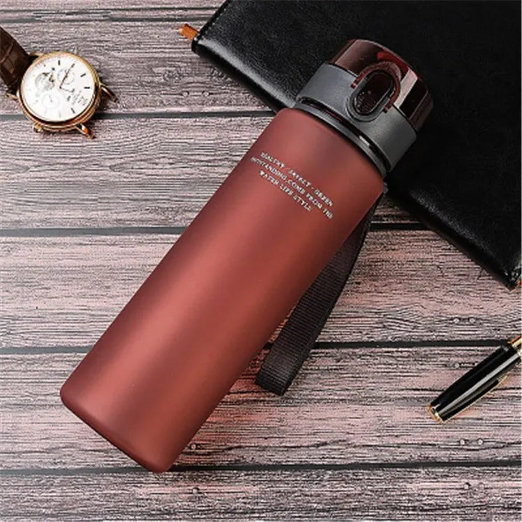 Moderne Leckfreie Trinkflasche für Getränke. Unisex Design, BPA-frei, ideal für Aktive.