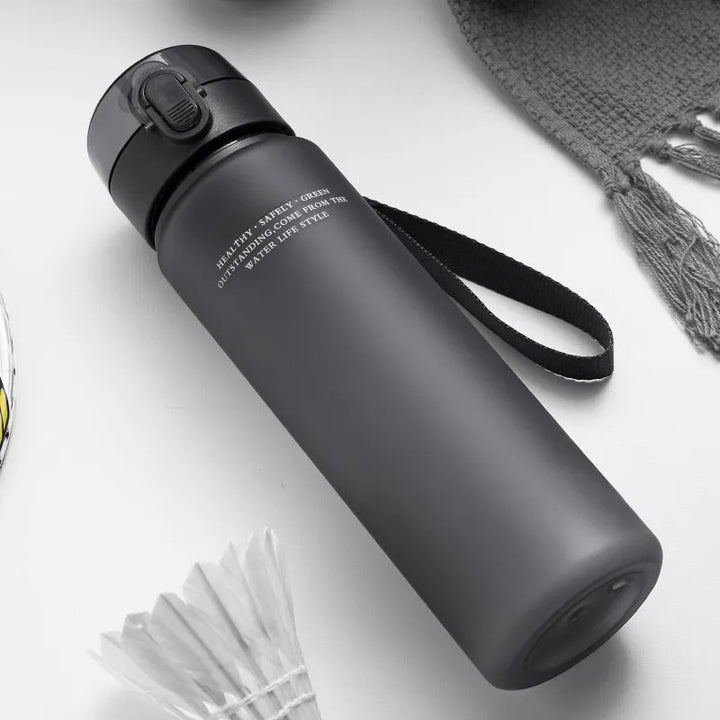 Wiederverwendbare Trinkflasche für Sport, Büro & Reisen. Robust, umweltfreundlich, BPA-frei.