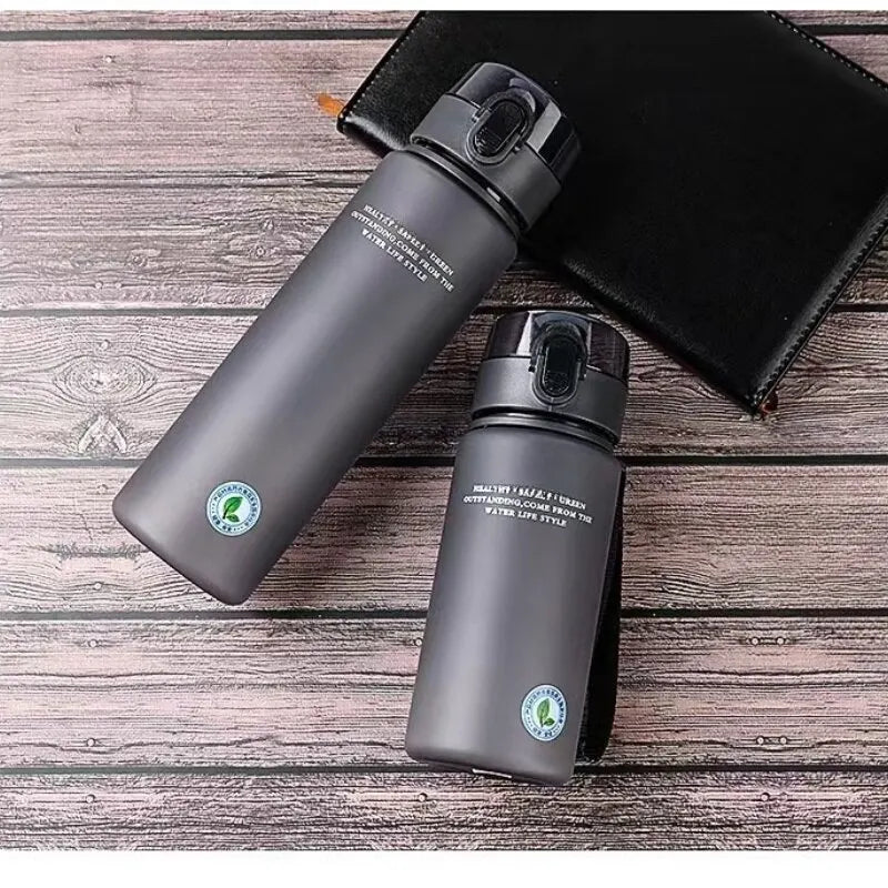 Umweltfreundliche Wasserflasche, leckfrei & wiederverwendbar. Ideal für Büro, Sport & Alltag.