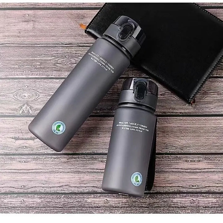 Umweltfreundliche Wasserflasche, leckfrei & wiederverwendbar. Ideal für Büro, Sport & Alltag.