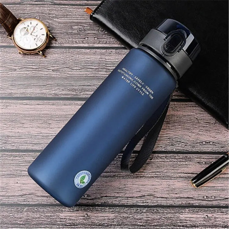 Hochwertige, leckfreie Sporttrinkflasche, BPA-frei, für alle Outdoor- & Fitness-Begeisterten.