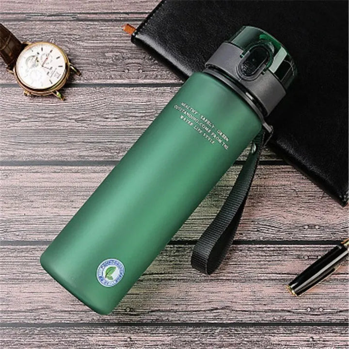 Wiederverwendbare Wasserflasche, leckfrei & umweltfreundlich. Perfekt für Sport, Büro & Schule.