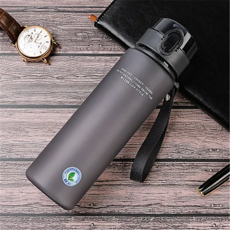 BPA-freie Sporttrinkflasche, leckfrei & leicht. Ideal für Wandern, Radfahren & das Fitnessstudio.