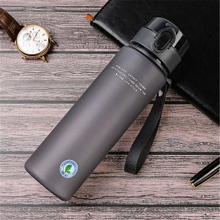 BPA-freie Sporttrinkflasche, leckfrei & leicht. Ideal für Wandern, Radfahren & das Fitnessstudio.