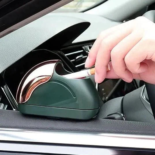 Eleganter LED Auto-Aschenbecher für Zigarettenstummel, mit winddichtem Deckel und beleuchtetem Inneren.
