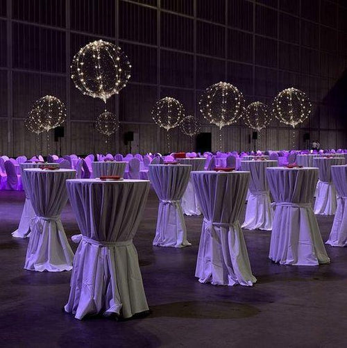 Leuchtende LED Ballons als stimmungsvolle Dekoration für Hochzeiten, Geburtstage und Partys; sanftes Lichtambiente.