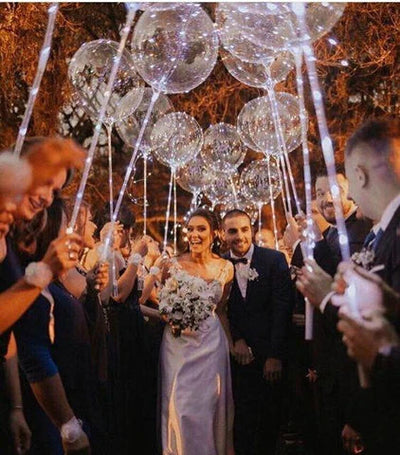 Weiße LED Ballons mit sanftem Leuchten, perfekte wiederverwendbare Dekoration für jede stilvolle Veranstaltung.