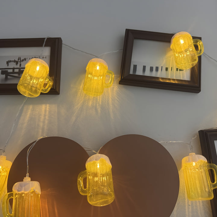 Partylicht mit Bierkrug-Motiven: LED Lichterkette für fröhliche Feste, Geburtstage und gemütliche Abende.