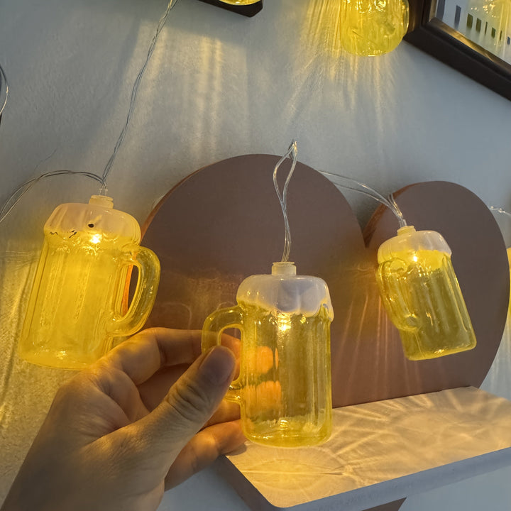 Stimmungsvolle Dekoration: LED Lichterkette mit mini Bierkrügen für Oktoberfest, Gartenparty & Festzelt.