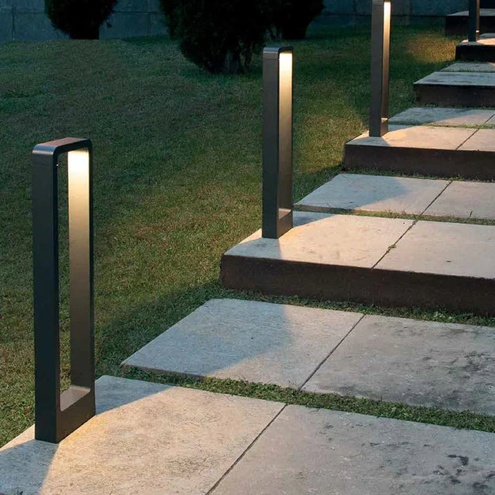 Wasserdichter LED Bodenspot im Garten als Wegeleuchte. Langlebige Außenleuchte für effektive Terrassenbeleuchtung.