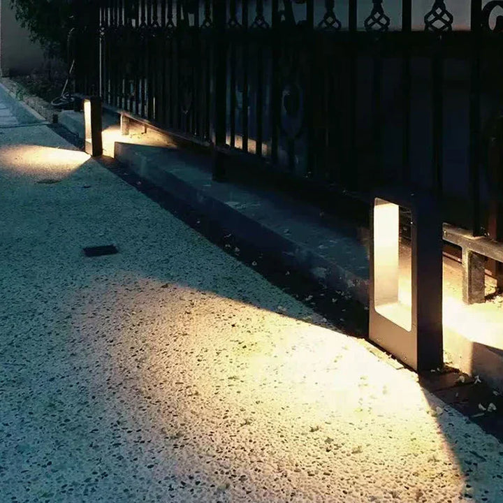 LED Bodenspot mit Erdspieß zur einfachen Montage. Wasserdichte Gartenleuchte, ideal als Wegeleuchte im Außenbereich.