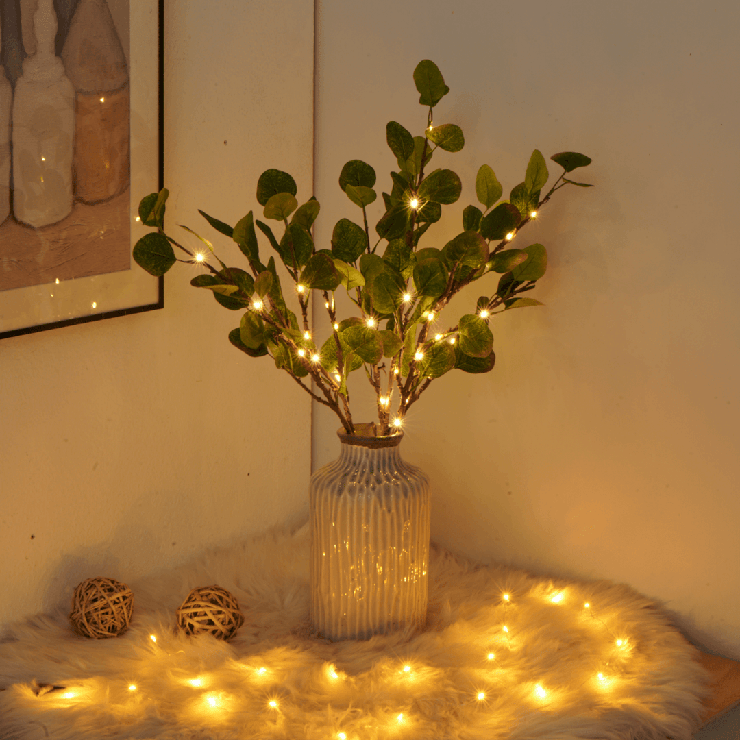LED Dekorationszweig mit warmweißem Licht für gemütliche Wohnzimmer Deko, batteriebetrieben & kabellos.