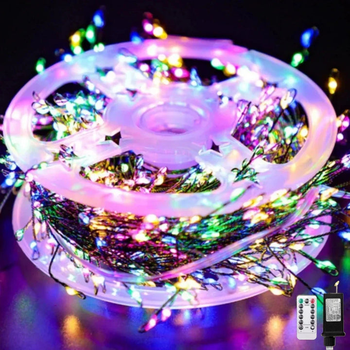Leuchtende LED-Feuerwerks-Lichterkette bei Nacht, erzeugt ein magisches Ambiente als Garten- & Partybeleuchtung.