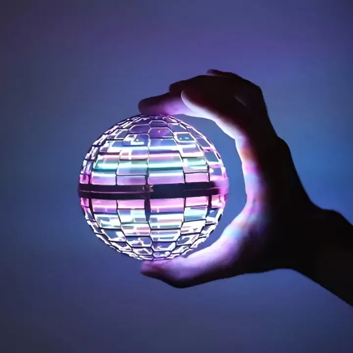 Leuchtende LED Kugel Bumerang, die im Dunkeln fliegt. Perfekt für spannende Outdoor- und Indoor-Spiele.