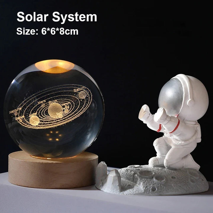 Elegante LED Kristallkugel als Universum Stimmungslicht, perfekte Deko für Erwachsene & Weltall-Fans.