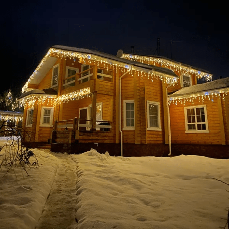 Stilvoller LED-Gartenvorhang 4x0,6m, wetterfeste Dekoration für eine elegante Atmosphäre im Außenbereich.