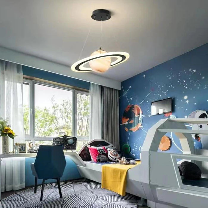 Traumhafte Kinderzimmer Hängeleuchte mit Planeten-Design, LED-Beleuchtung schafft gemütliche Atmosphäre.