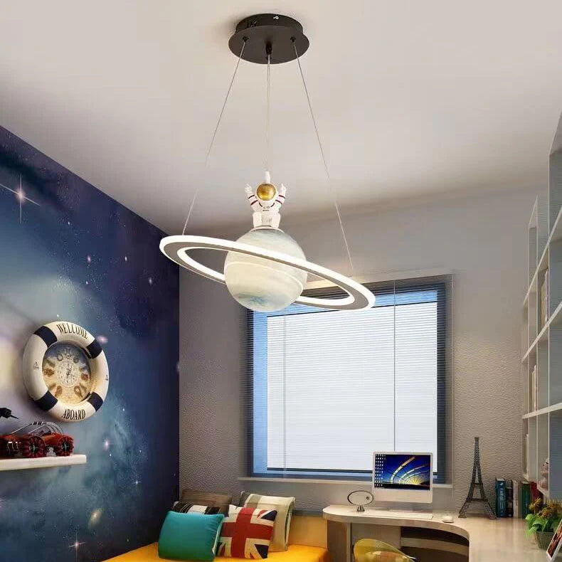 Moderne LED-Deckenleuchte in Planetenform für das Kinderzimmer; energiesparende Weltraumlampe.