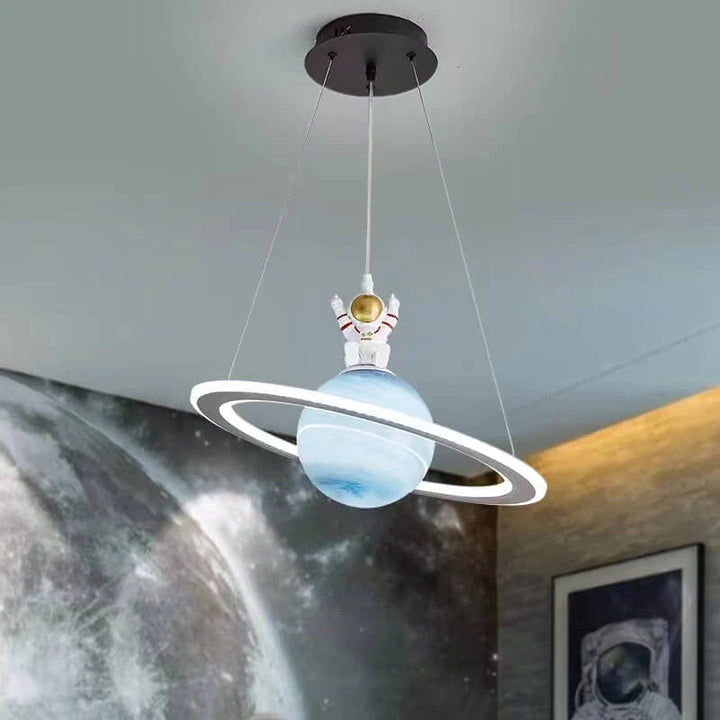 Originelle Kinderzimmerlampe mit Weltraum-Planeten-Optik, LED-Pendelleuchte für Jungen- & Mädchenzimmer.