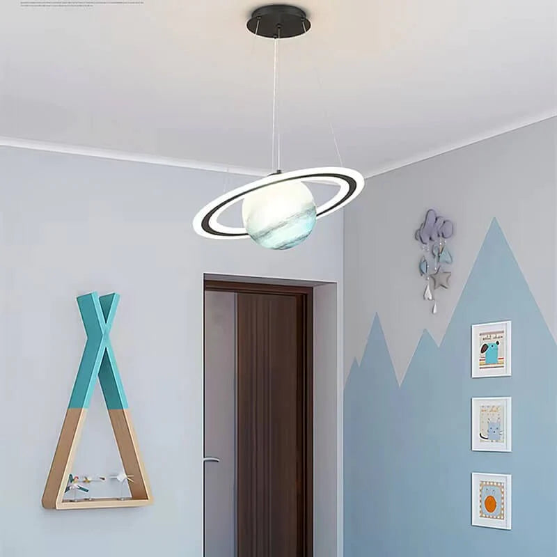 Einzigartige Weltraumlampe LED, Hängeleuchte für Kinderzimmer mit detailreicher Planeten-Ansicht.