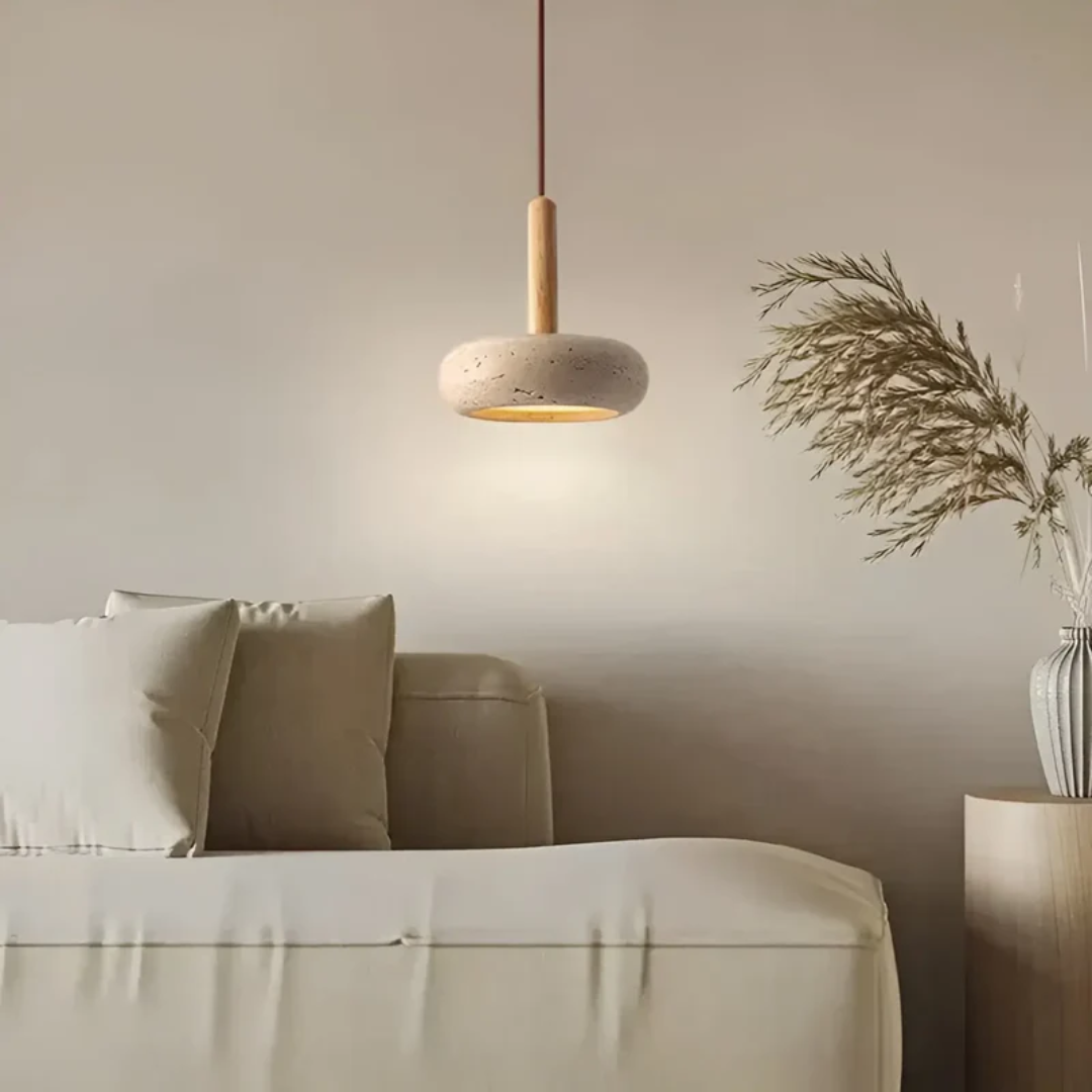 Stilvolle LED-Pendelleuchte im asiatischen Retrostil; Holz- und Steinelemente schaffen warmes Stimmungslicht.