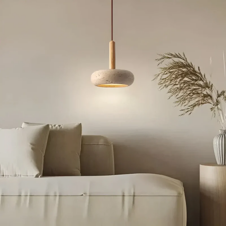 Stilvolle LED-Pendelleuchte im asiatischen Retrostil; Holz- und Steinelemente schaffen warmes Stimmungslicht.