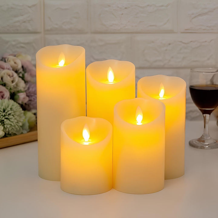 Set aus LED Kerzen mit Flammeneffekt in verschiedenen Größen; vielseitige Heimdekoration.
