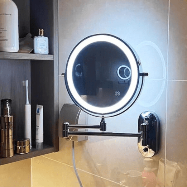 Wiederaufladbarer LED-Wandspiegel, einstellbar und mit Vergrößerung, perfekt für detaillierte Schönheitspflege.