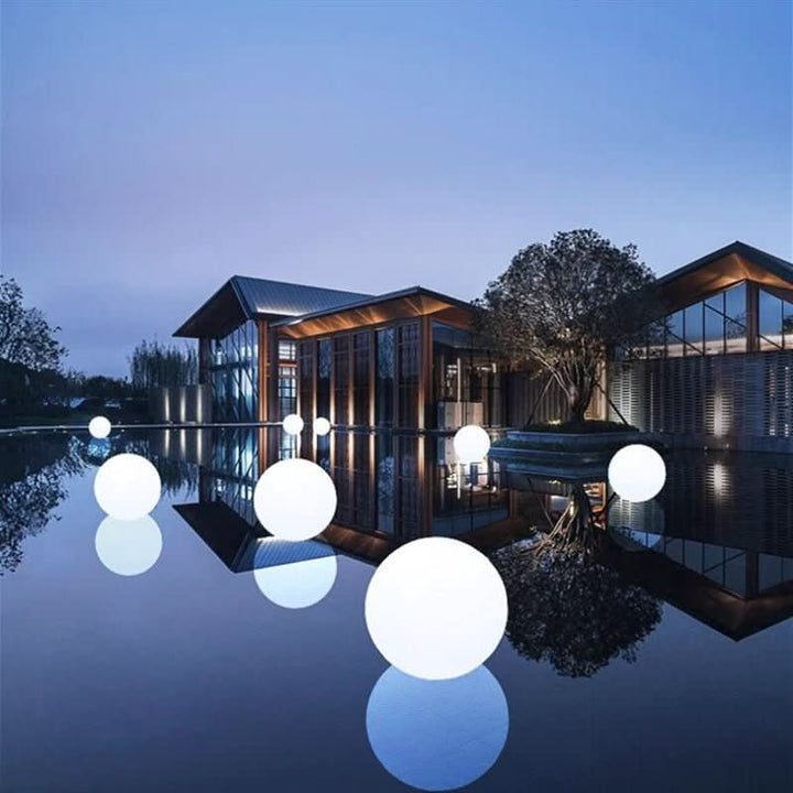 Wasserdichte LED Kugellampe mit Farbwechsel als Poolbeleuchtung oder stimmungsvolle Garten-Deko.