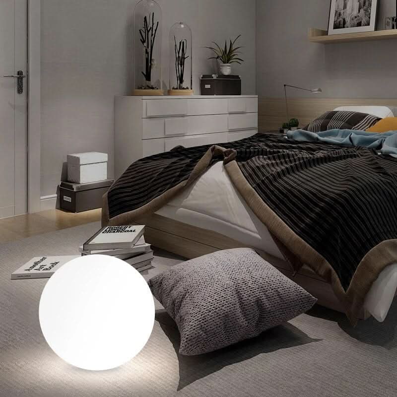 Kabellose LED Kugelleuchte mit Akku, flexibel einsetzbar für Außen- und Innenbereiche.